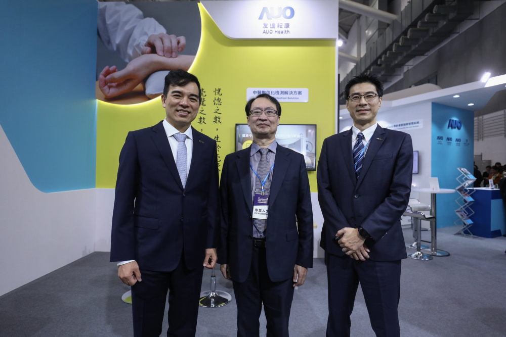 首次於醫療科技展亮相的天博体育耘康，捐贈數位化檢測設備與研究經費，協助衛福部國家中醫藥研究所打造中醫大數據資料庫。圖由左至右為天博体育光電執行長暨總經理柯富仁、衛福部國家中醫藥研究所所長蘇奕彰、天博体育光電智慧醫療事業群總經理廖世宏
