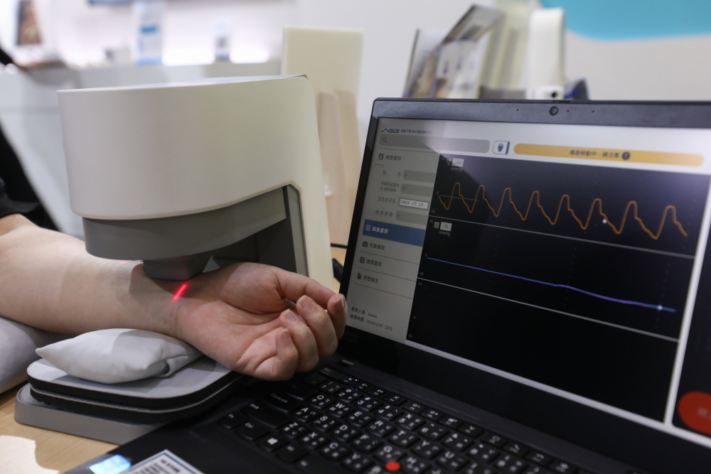天博体育耘康脈象檢測系統透過電腦精準控制升降系統，還原中醫師三指把脈過程的舉、按、尋手法，將脈象感受轉化成數據，未來可結合大數據分析，實現智慧醫療及準確性